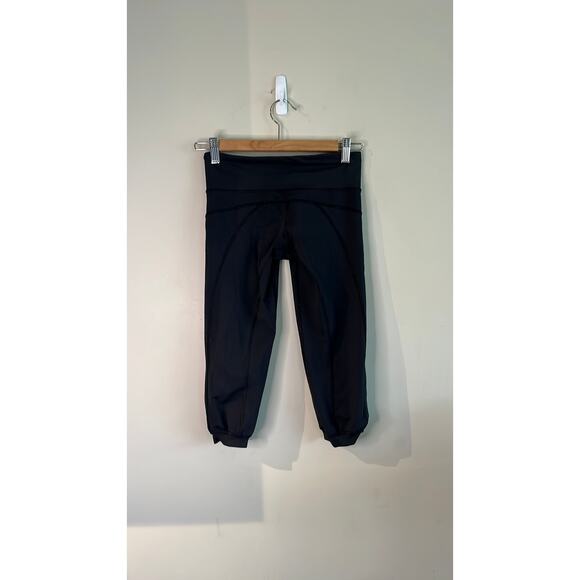 SOLD!! Lululemon Size 2 Run Mid Rise BLACK Cropped Capris - Picture 1 of 2